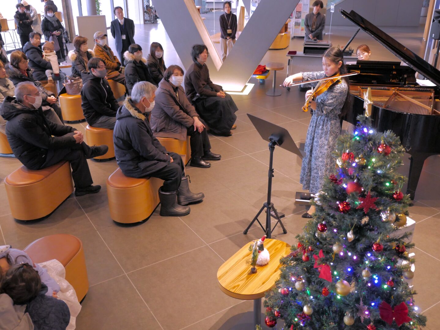 心洗う音色に浸る クリスマスロビーコンサート開催｜あきた芸術劇場