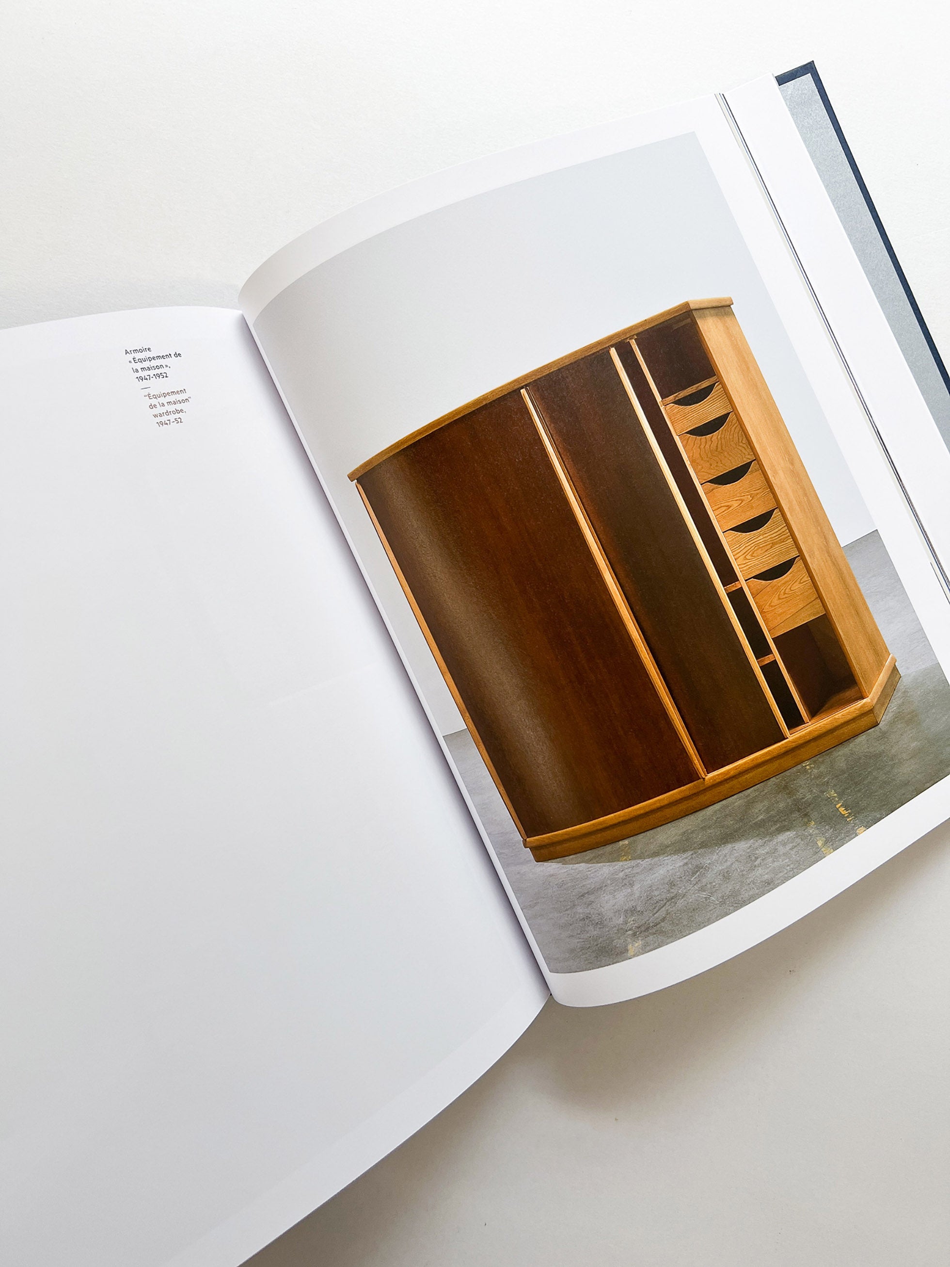 LIVING WITH CHARLOTTE PERRIAND / Charlotte Perriand - 本 屋 青 旗