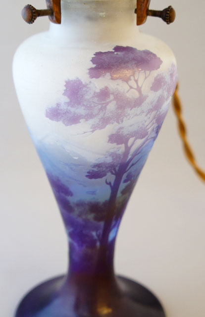 エミール・ガレ「森に鷹文様 ランプ」《アンティックかとう》