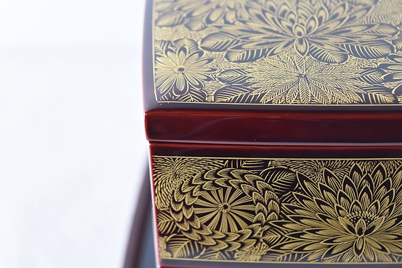 輪島塗 稲忠漆芸堂謹製 沈金蒔絵 台付き三段重箱 - 生活骨董と古布の