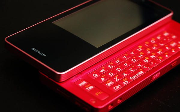 ASCII.jp：発売直前！ 動画で見る「WILLCOM 03」 (1/4)