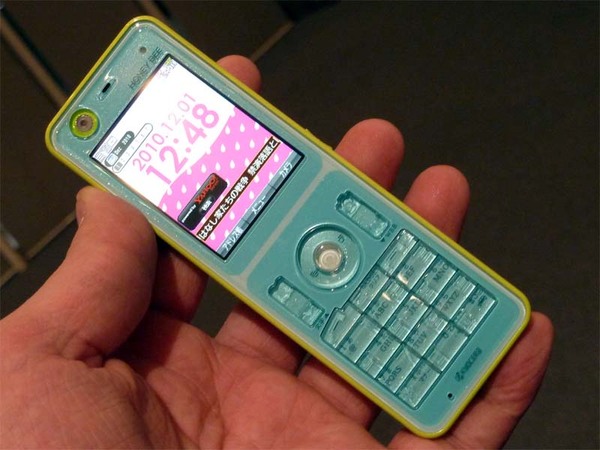 ASCII.jp：佐々木希も2台持ち！ ウィルコム、だれとでも定額スタート