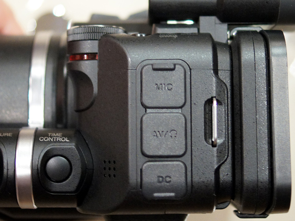 ASCII.jp：“ネオ一眼”っぽいけどビデオカメラ！ JVC「GC-P100」