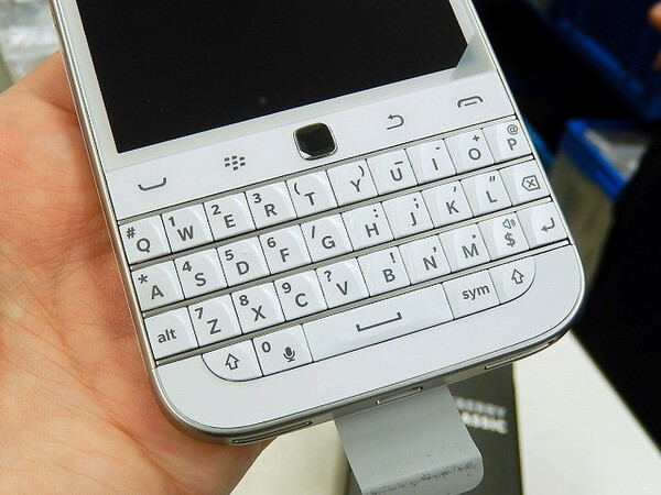 ASCII.jp：王道デザインの「BlackBerry Classic」にホワイト追加