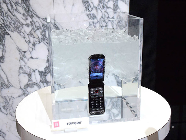 ASCII.jp：見ただけで欲しくなるauのタフネスケータイ「TORQUE X01」を