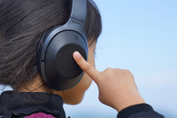 ASCII.jp：何でもできる万能NCヘッドセット「MDR-1000X」：Xperia周辺機器