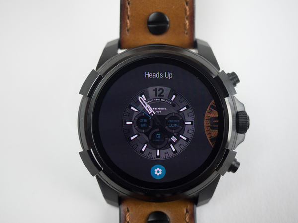 ASCII.jp：ディーゼル初、凝りすぎでヤバいAMOLED採用スマートウォッチ