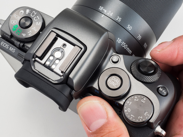 ASCII.jp：カメラマニア待望のEVF内蔵＆AF高速化、キヤノンミラーレス