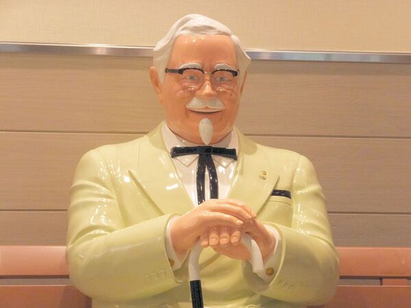 ASCII.jp：カーネル・サンダースが初めて「座った」