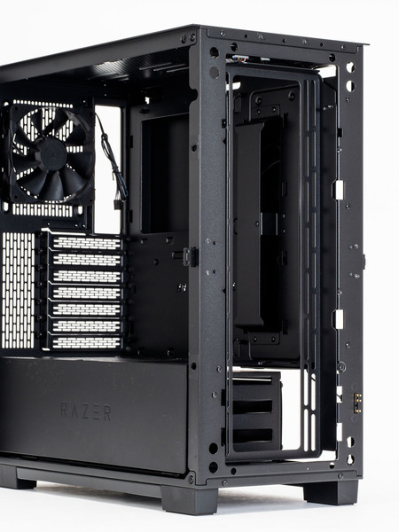ASCII.jp：完成度が高いRazer純正PCケース「Tomahawk」をレビュー (3/3)