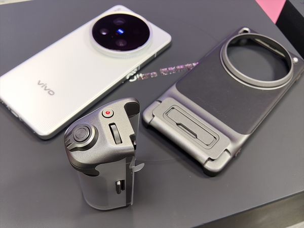 ASCII.jp：外付け望遠レンズ対応！ 最強級カメラスマホ「vivo X200