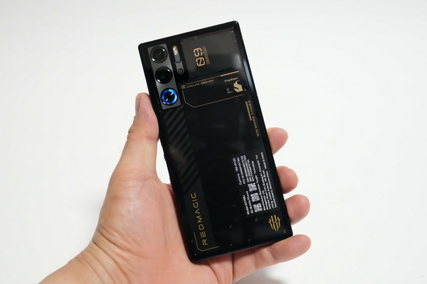 ASCII.jp：爆速なうえ完全画面に背面フルフラットを実現したゲーミング