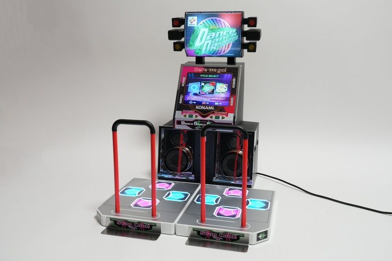机上に降臨するDDR「ダンスダンスレボリューション Classic Mini」が