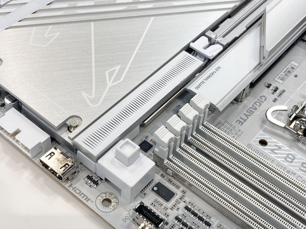 ASCII.jp：白すぎて美しいGIGABYTEのZ890マザーボードはメモリーも