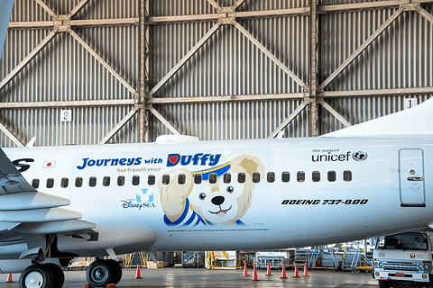 東京ディズニーシーの「ダッフィー」と一緒に空の旅ができる「JAL