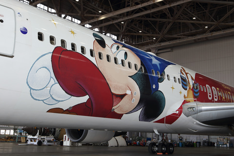 JAL、ディズニー映画「ファンタジア」公開80周年の特別塗装機就航