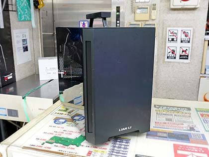 収納できるキャリングハンドルが付いたミニタワーケース「TU150」が