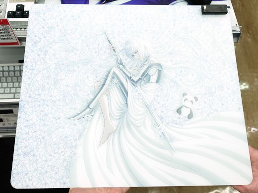 幻想的なイラストが特徴のUncle Panda製ガラスマウスパッド「P-LUCK