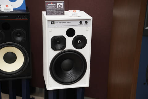 JBLから“白いスピーカー”。デノン注目アンプ「1700NE」、マランツ「CD