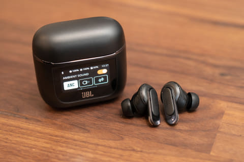 完成度最強! JBL最上位TWS「TOUR PRO 2」。ケースにモニタ必要!? - AV