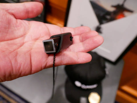大きさ角砂糖3つ分のウェアラブルカメラ「OPKIX ONE」日本発売
