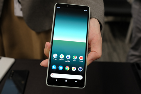 au、トリプルカメラスマホ「Xperia 10 II」などを5月より発売