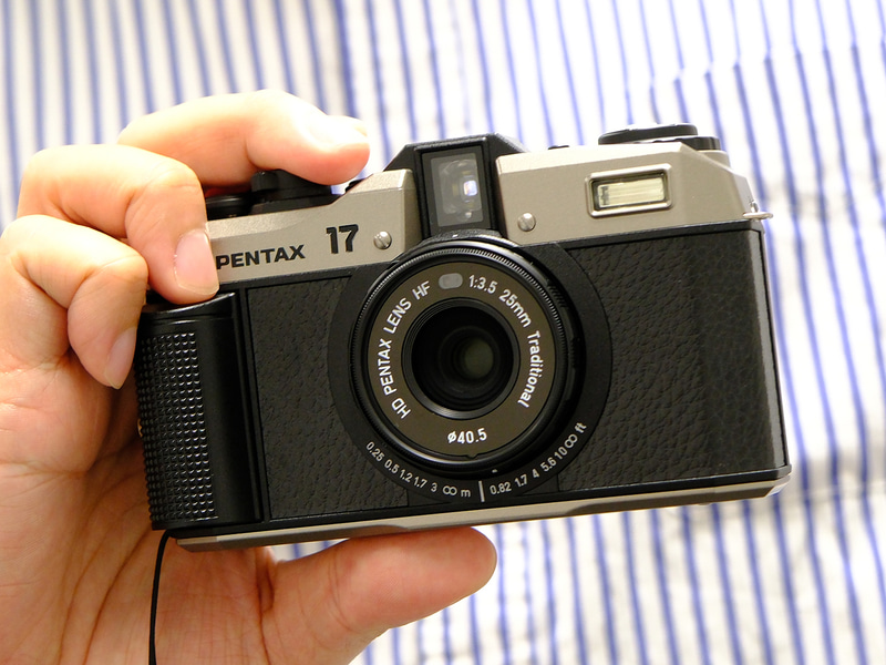 実機速報】フィルムカメラ新モデル「PENTAX 17」のデザインに詰め込ま
