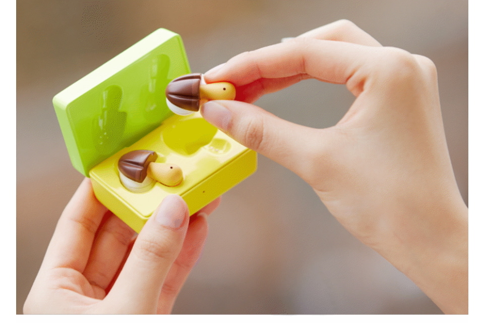 明治、自動翻訳機能付き「きのこの山ワイヤレスイヤホン」3500台限定で