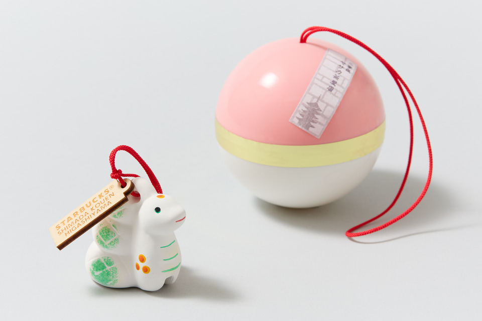 スタバ、乙巳歳の「縁起物チャーム」京都府内3店舗で発売 - グルメ Watch