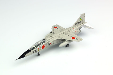 日本の空を守るパイロットを育成してきた練習機「T-2後期型」が1/144