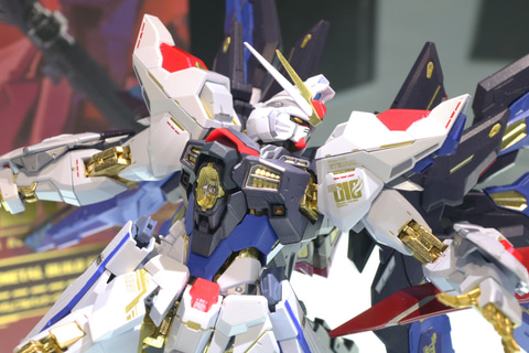 METAL BUILD「ストライクフリーダムガンダム」と「デスティニー
