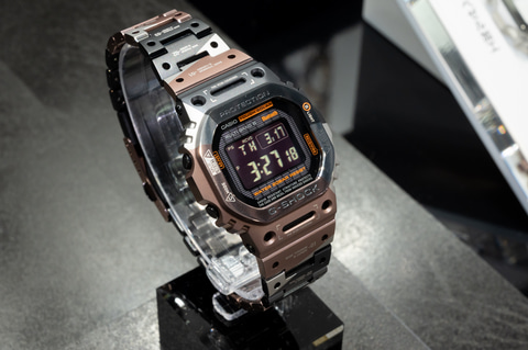 G-SHOCK 幾何学迷彩のフルチタン GMW-B5000TVB - Impress Watch
