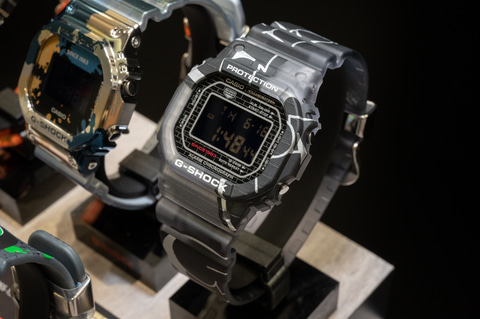 G-SHOCK、全身グラフィティアートの新作 - Impress Watch