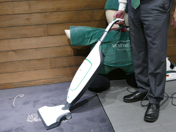 コーボルト、カーペットのゴミに強い! ドイツ生まれの“アップライト”型