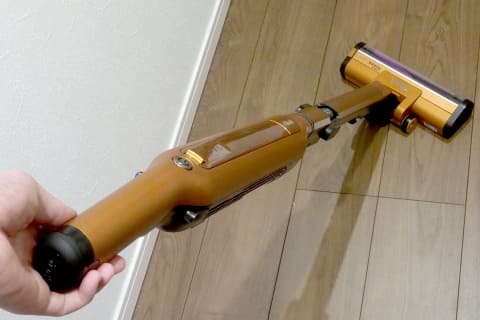 シャーク、パワフル吸引でも長時間使えて「曲がる」スティック掃除機