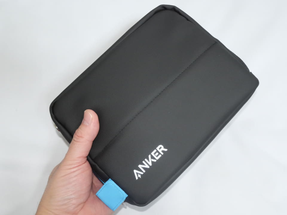 デジタル小物をすっきり収納、自立もできるガジェットポーチ「Anker