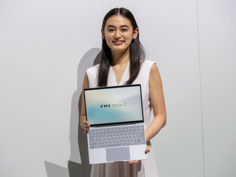 八木莉可子さん「可愛くてタイピングしやすい」。Note Cが示す新しい