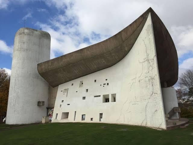 ⛪【建築巡礼 #07】ル・コルビュジエ《ロンシャンの礼拝堂》──光と