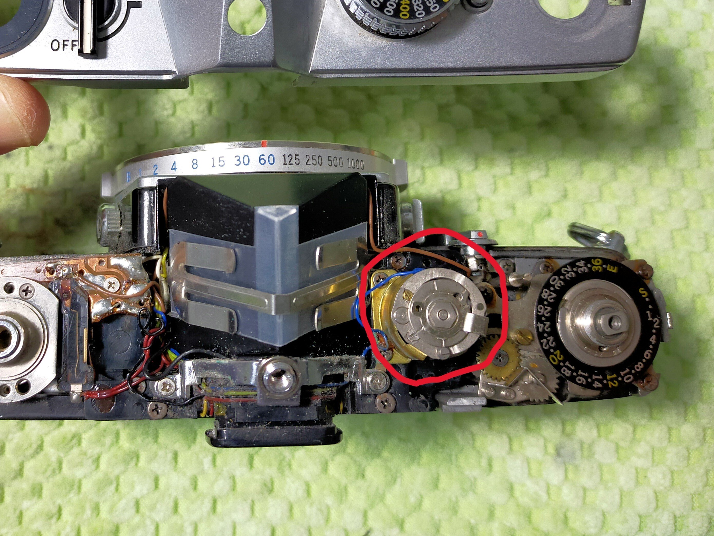 Olympus OM-1 露出計の交換｜フィルムカメラ修理のアクアカメラ