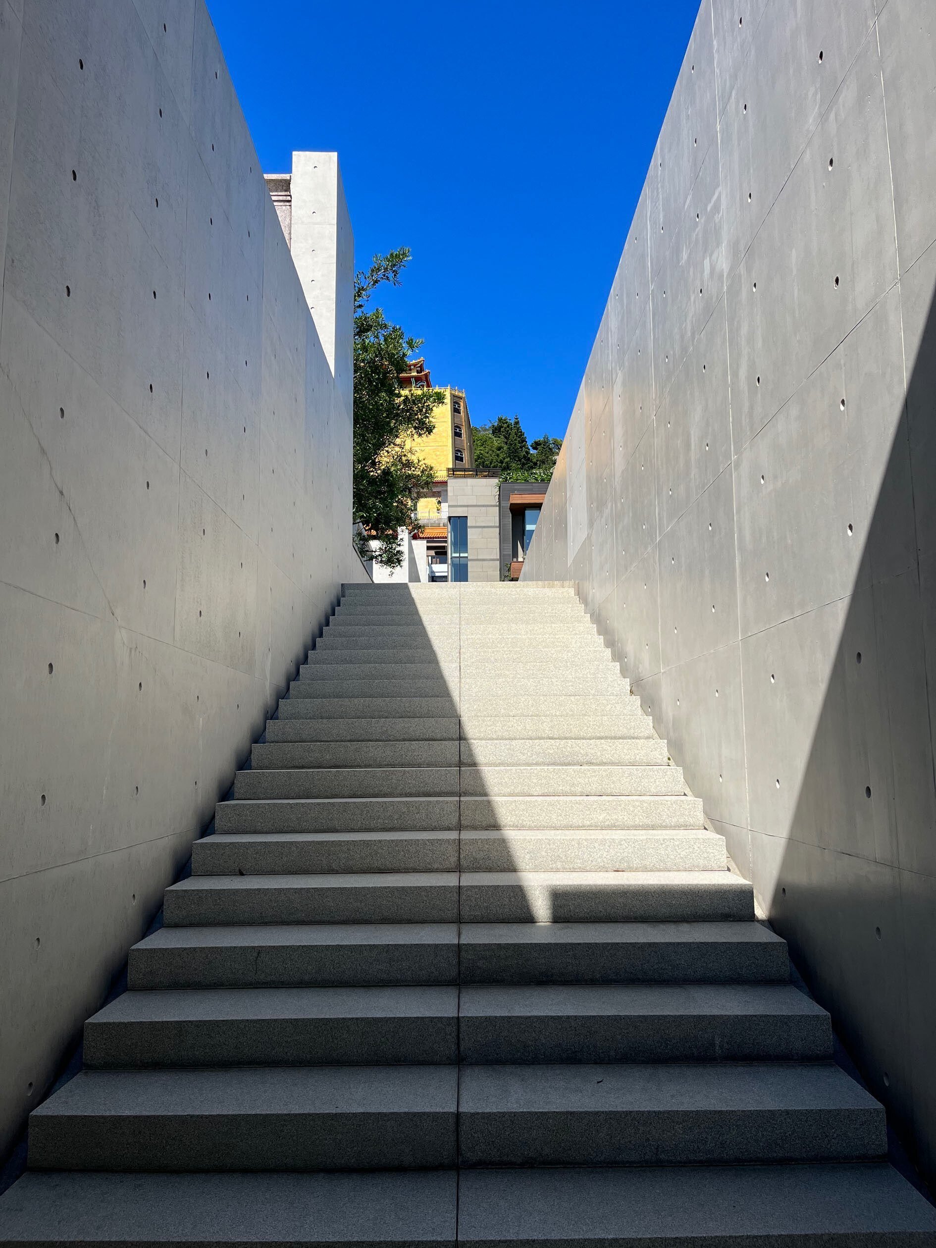 アルヴァロ・シザの建築を見に行ったらテレサ・テンのお墓参りをしてき