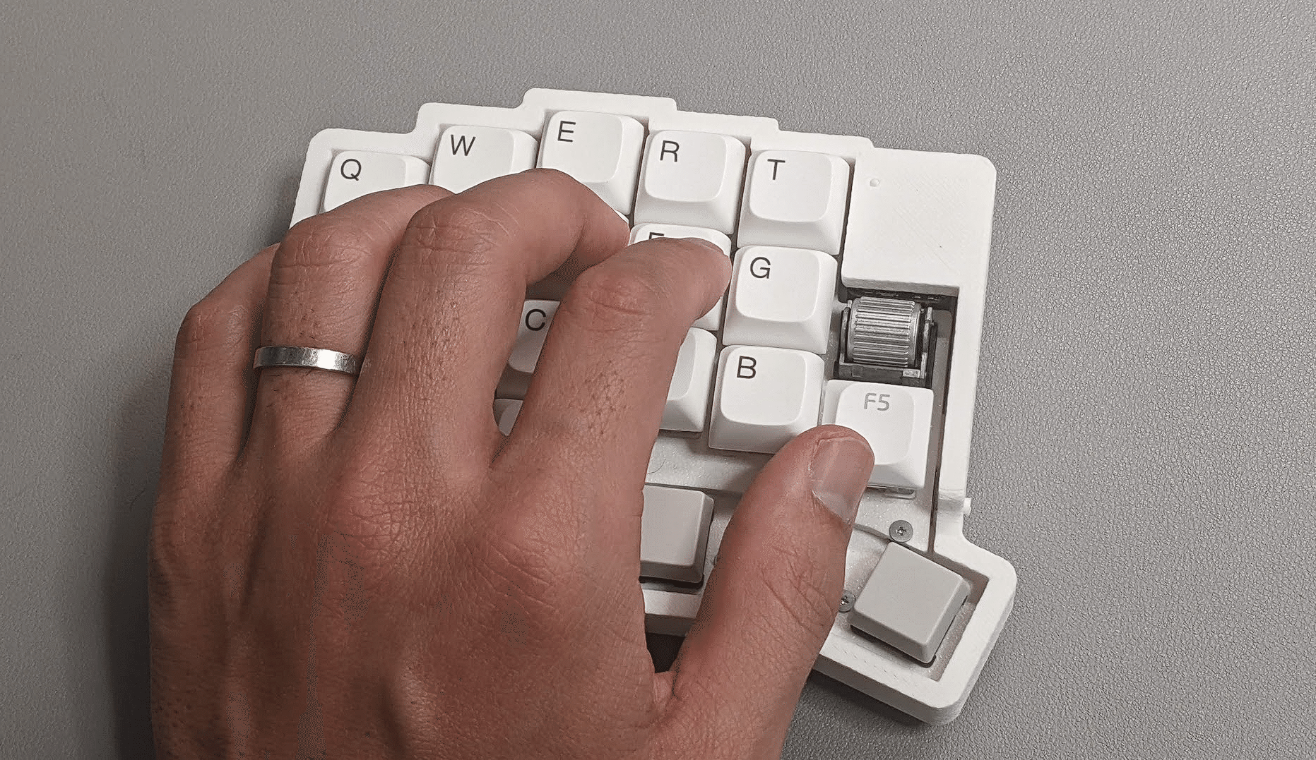 無線keyball39な「roBa」は無線化以上の恩恵がある。｜さしみつ