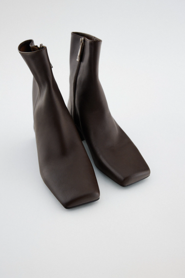 ZARA(ザラ)の「スクエアトゥ仕様レザーフラットアンクルブーツ」 - PARTE