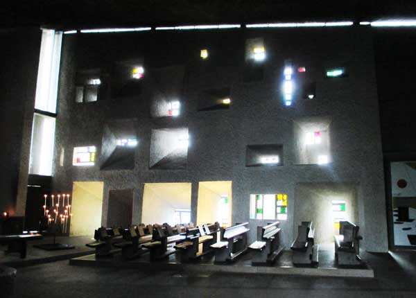 ロンシャンの礼拝堂がすごい！見学情報､図面や行き方も《コルビュジエ