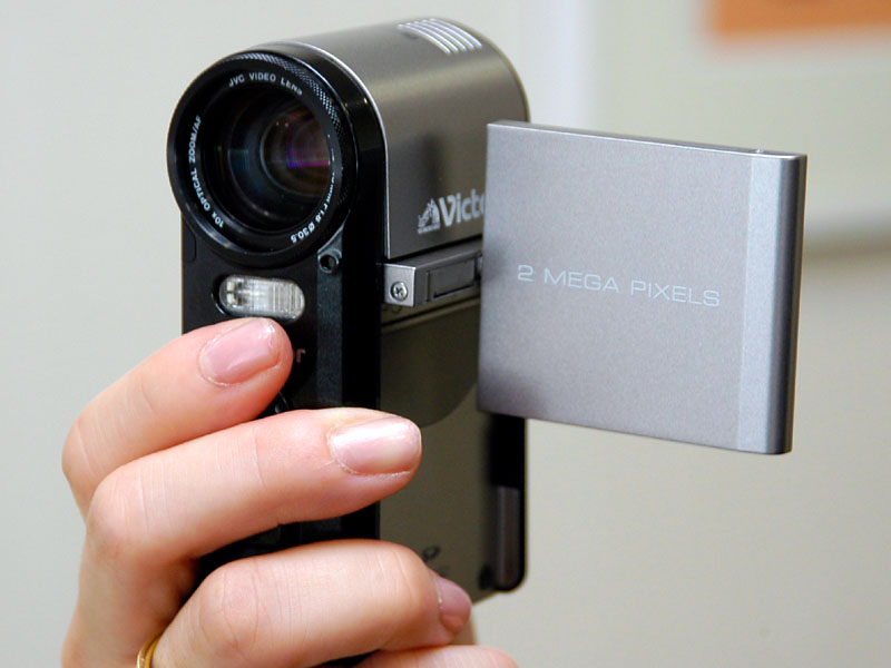 ビクター、1インチHDD/SDカード記録のMPEG-2カメラ