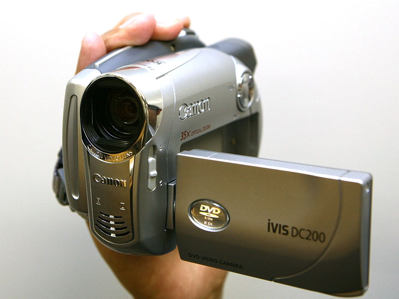 キヤノン、539万画素CCDを採用したDVDビデオカメラ