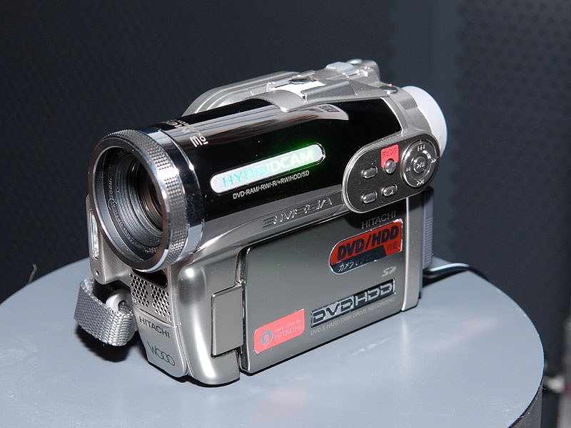 日立、8GB HDDとDVD両搭載のハイブリッドカム「Wooo」