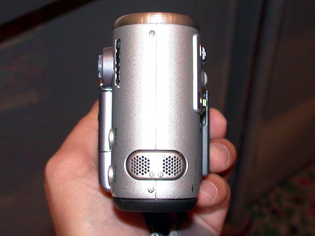 ソニー、新規格「MICROMV」採用の小型ビデオカメラ