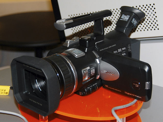 ビクター、世界初の民生用ハイビジョンカメラ