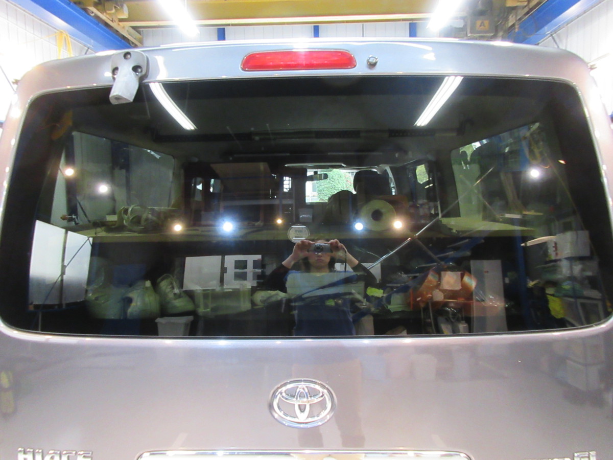 トヨタ ハイエース200系標準 リアガラス交換 激安自動車ガラス施工店