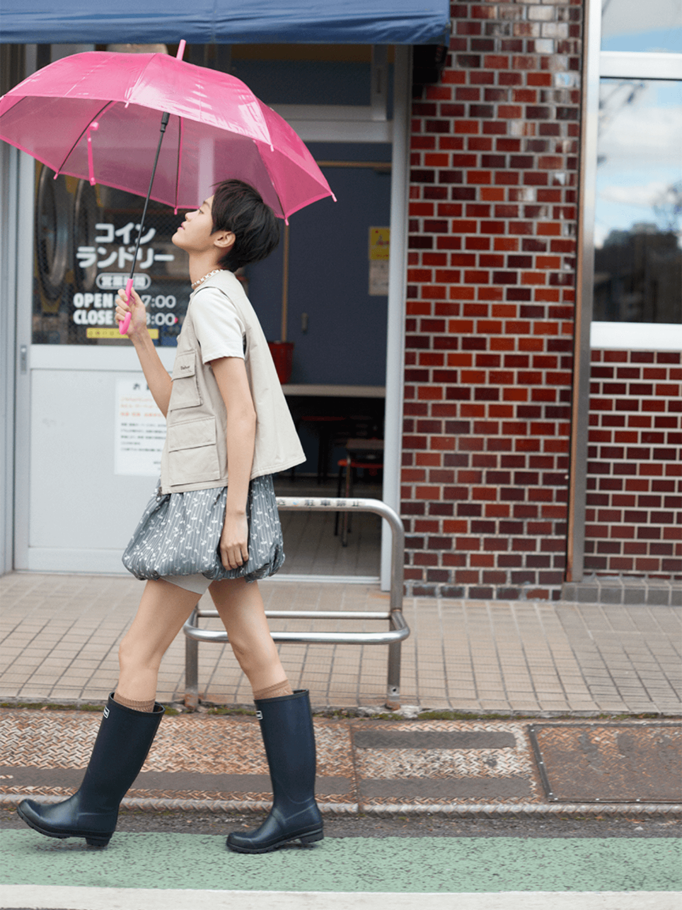相棒は〈バブアー〉のレインブーツ。晴れやかな気持ちで過ごす雨の日